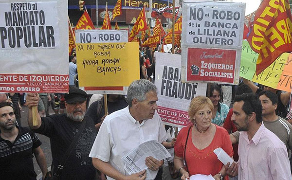 Esto nos dijo nuestra compañera diputada Liliana Olivero entrevistada por nuestra redacción. Con la voz afónica por la campaña, los actos y las marchas en estos últimos días contra el intento de robo de su banca, señaló que junto a la militancia del Frente de Izquierda y el apoyo de la gente que se ha solidarizado, se va a pelear hasta las últimas consecuencias para que le sea asignada y no se consume el robo y el fraude. Banca que fue anunciada para el FIT a las 21:30 oficialmente por el ministro Randazzo, pero alrededor de las 23 ya se la habían quitado. Escribe: Atilio Salusso La elección del Frente de Izquierda en Córdoba fue una de las más importantes del país. En competencia con el PJ opositor, la UCR, el kirchnerismo, el PRO, el juecismo y otras variantes patronales, la lista encabezada por nuestra actual diputada provincial, Liliana Olivero, candidata a diputada nacional, logró los votos necesarios para ingresar al Congreso Nacional. ¡Pero le quieren robar la banca! Caravana del FITEl FIT sacó casi 100 mil votos en la capital cordobesa (12,8%) y casi 150 mil en toda la provincia, mientras que en las PASO se obtuvieron 105 mil, quedando a solo 7% de diferencia de la UCR, partido que ahora se adjudica la banca de Olivero. En algunas escuelas hubo 35 a 45 votos promedio, es decir, casi el 20%. Liliana nos comentó que desde las 18 horas del domingo el boca de urna era contundente: el FIT tenía una banca. Logro anunciado hasta por los medios de prensa. Dirigentes y candidatos de otros partidos llamaron para felicitarla diciendo “están entrando, pero redoblen los fiscales porque se las pueden robar”. Las irregularidades y el fraude Hasta las 22:30 del domingo, con el 95% de las mesas escrutadas, éramos oficialmente los dueños de la banca. Pero entre las 22:30 y 23 “se esfumó”, cuando se llegó al 97,2% de las mesas, anunciándose que entraba en reemplazo de Liliana el tercer candidato de la UCR, Diego Mestre, hermano del actual intendente Ramón Mestre, ambos hijos del extinto gobernador de Córdoba del mismo nombre, caracterizado por aplicar, años atrás, un feroz ajuste. Inmediatamente a esto se frenó el escrutinio y se comunicó oficialmente ese resultado. Quedando 209 mesas sin escrutar por diversas irregularidades y 30 mesas que pasaron al escrutinio definitivo porque no tenían telegrama. Por 700 a 1000 votos, supuestamente, Liliana quedaría afuera. ¿Qué pasó en el medio? En aquella media hora ingresaron 137 urnas de mesas con más de 350 electores (cuando son de 280), donde el promedio de votos para la UCR da 90 por mesa, cifra muy superior, sorpresivamente, a la media que sacaron los radicales en el conjunto de la elección. Luego de eso culminó el escrutinio. Movilicémonos para que nos entreguen la banca El día del comicio las maniobras comenzaron de entrada, suplantando nuestras boletas oficiales por las de las PASO con el objetivo de que nos anulen los votos. Pese a una resolución favorable que validaba esos sufragios, los presidentes de mesa en muchos casos, no neutrales, optaron por desobedecer la Resolución 17 de la justicia. Muchos votos considerados nulos por esta razón se suman al resto de las maniobras utilizadas para robarnos la banca. Además, existen denuncias de actas de escrutinio donde figuran muchos votos para el FIT pero los telegramas correspondientes “mágicamente” aparecen con cero votos. El mismo domingo a la noche llamamos a una conferencia de prensa denunciando el fraude. Este lunes se hizo una convocatoria en la puerta del Correo para defender e impedir el robo de la banca. Marcha que contó, además de la militancia del FIT, con la adhesión de gente que se autoconvocó, fiscales independientes que se movilizaron y familias enteras, con la consigna “que se haga justicia y no se viole la voluntad popular”. Cuenta Liliana que muchos le decían que no nos habían votado, pero que estaban en contra del robo y el fraude. Por eso daban su apoyo. Este martes se hizo una presentación ante la justicia electoral previo al escrutinio definitivo que comenzó, donde solicitamos la apertura de las urnas, la cual fue rechazada. En repudio, este jueves marchamos a los tribunales federales y vamos a sacar pronunciamientos de intelectuales, organizaciones sociales, personalidades y gremios; un afiche conjunto del FIT y realizar una conferencia de prensa el mismo día para mantener informada a la opinión pública del plan de lucha que hemos lanzado en defensa de la banca. Es vox populi en Córdoba que esa banca le corresponde a Liliana. Llamamos al resto de los partidos políticos a pronunciarse contra el fraude. A todos los votantes del FIT y a aquellos que no lo hicieron por nuestras listas pero que estén contra el fraude, a movilizarse para que se respete la voluntad popular. Desde el Frente de Izquierda nacional nos sumaremos al reclamo con acciones de repudio y de esclarecimiento, como lo haremos este miércoles 30 frente a la Casa de la Provincia de Córdoba en la Capital, entre otras, para que la banca que ilegítimamente se adjudica el partido patronal UCR, vuelva a su legítimo dueño, que son los trabajadores, jóvenes y el pueblo de Córdoba que quieren ver consagrada la alta votación del FIT logrando que Liliana Olivero ingrese al Congreso Nacional. Una diputada de los trabajadores Desde hace 12 años Liliana Olivero ocupa una banca en la Legislatura de Córdoba. Ha sido un puesto de lucha contra las políticas de ajuste. Y de apoyo permanente a las luchas obreras y populares, como las protagonizadas por los obreros de Iveco, Gestamp, CIVE, Hospital Español, empleados judiciales, viales, docentes y demás estatales. Ha presentado más de 400 proyectos legislativos. Entre ellos se destacan el proyecto de ley para que se prohíban los despidos y suspensiones. Ley de Reducción de las Dietas de los Legisladores, la expropiación del inmueble de la Ex Clínica Junín. Aumento salarial a los empleados públicos. Restitución del 82% móvil a los jubilados. Emergencia Educativa y Sanitaria. Reforma tributaria para que paguen más los que más tienen. Ley de Regulación del Trabajo en Call Centers. Reestatización del Agua. Prohibición de las sumatoria de votos. Y como nunca confiamos en que la Unicameral los aprobara, siempre llamamos a imponerlos con la movilización, como lo hicimos contra la nueva Ley de Bosques y la Reforma Educativa. Recientemente, Liliana Olivero ha puesto una vez mas la banca del Frente de Izquierda al servicio de la lucha, llevando la solidaridad a los vecinos de Malvinas Argentinas que pelean por “Fuera Monsanto”, apoyando sus movilizaciones y presentando en ese sentido un proyecto de ley para que se vaya esa multinacional de toda la provincia. También fue parte de la pelea que dieron los trabajadores de Volkswagen, exigiendo la reincorporación de 19 despedidos, llevando, también a la Legislatura, su reclamo y logrando que se vote por unanimidad el pedido por su reincorporación. Últimamente, Liliana también estuvo presente en la toma del Palacio de Justicia llevada adelante por los trabajadores judiciales de la provincia en reclamo de aumentos salariales. Como lo demuestran todos estos años de experiencia, poniendo la banca conquistada en cada una de las luchas, Liliana Olivero y el Frente de Izquierda tienen que estar en el Congreso Nacional, para seguir luchando por el derecho al trabajo, la salud, la educación, la vivienda y la defensa de los recursos naturales. Impulsando la unidad de la izquierda. Y una alternativa política que sea cada vez más referencia para aquellos luchadores que quieren y necesitan cambios de fondo en el país.
