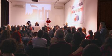 na vista del acto en Estambul, realizado el 5 de enero. Arriba, las siglas del nuevo partido