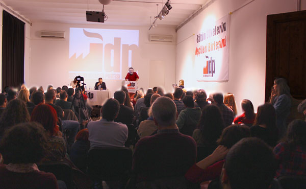 na vista del acto en Estambul, realizado el 5 de enero. Arriba, las siglas del nuevo partido