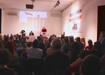 na vista del acto en Estambul, realizado el 5 de enero. Arriba, las siglas del nuevo partido