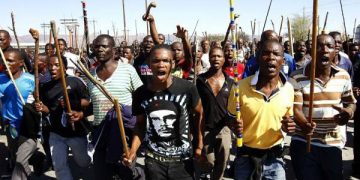 El sindicato sudafricano AMCU y tres grandes compañías del platino firmarán hoy un pacto salarial para poner fin a una huelga minera de cinco meses que ha ocasionado millonarios perjuicios económicos.