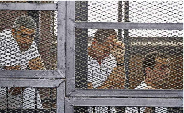 "Juro que pagarán por esto", exclamó enfadado Fahmy desde la celda de los acusados, después de que se anunciaran las condenas. Greste alzó el puño.