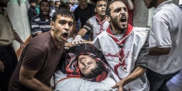 El ejército israelí sigue masacrando al pueblo palestino. Ya se registran más de 700 muertos y miles de heridos, una cuarta parte niños, más del 80% civiles no combatientes. Fueron asesinadas familias completas con misiles, aviones, artillería desde aire, tierra y mar