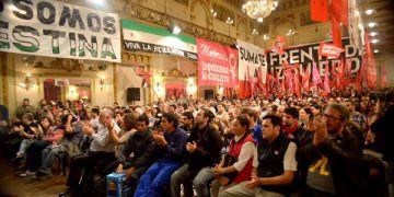 Vista general del acto. Rebalsó de público el salón principal de Unione e Benevolenza