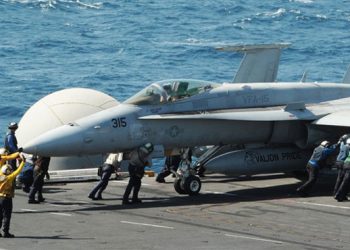 Obama ordenó bombardeos en Irak con la excusa de "proteger a los civiles de minorías perseguidas" (cristiano, yasidíes) del ataque de ISIS (grupo autodenominado Estado Islámico de Irak), que viene ocupando zonas del noroeste del país.