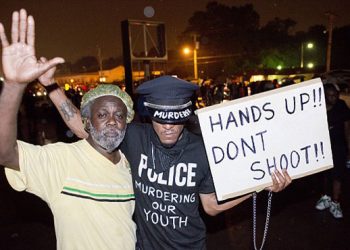 La indignación es la atmósfera que reina en Ferguson, Missouri, una localidad de Estados Unidos donde el sábado 9 de agosto murió Michael Brown, un joven afroamericano de 18 años, asesinado a tiros por un policía.