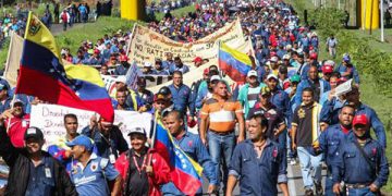 Para impedir la realización de la "Madre de todas las marchas" que estaba convocada por parte de los trabajadores de las empresas básicas en solidaridad con los trabajadores de Sidor que reclaman negociación del contrato colectivo y repudian la brutal represión militar de los últimos días, el Gobierno Nacional en complicidad con dirigentes sindicales deshonestos firmaron un acuerdo económico para poner fin a la negociación del contrato que lleva vencido más de 4 años.