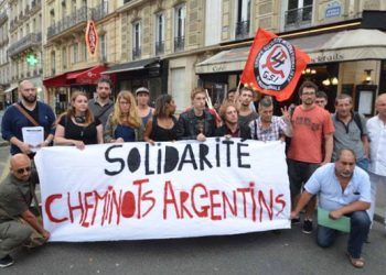 Compañeros del GSI (Grupo Socialista Internacionalista) ante la embajada de Argentina en Paris en solidaridad con los ferroviarios argentinos