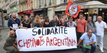 Compañeros del GSI (Grupo Socialista Internacionalista) ante la embajada de Argentina en Paris en solidaridad con los ferroviarios argentinos