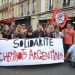 Compañeros del GSI (Grupo Socialista Internacionalista) ante la embajada de Argentina en Paris en solidaridad con los ferroviarios argentinos