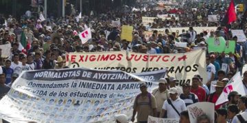 El cobarde asesinato en México de 3 jóvenes normalistas de Ayotzinapa, Guerrero, la desaparición de otros 43 y la muerte de tres personas ha conmovido a la sociedad mexicana y al mundo entero.