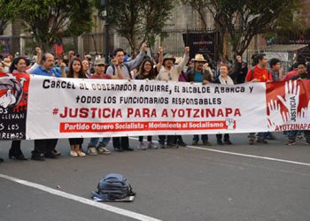 La movilización debe extenderse por todo el país, debe involucrar a cientos de miles y no debe cejar hasta que los responsables, no sólo quienes dispararon, sino quienes propiciaron este crimen brutal, estén en la cárcel, incluidos el gobernador y el presidente municipal perredistas.
