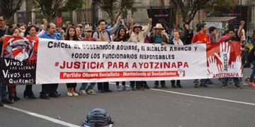 La movilización debe extenderse por todo el país, debe involucrar a cientos de miles y no debe cejar hasta que los responsables, no sólo quienes dispararon, sino quienes propiciaron este crimen brutal, estén en la cárcel, incluidos el gobernador y el presidente municipal perredistas.