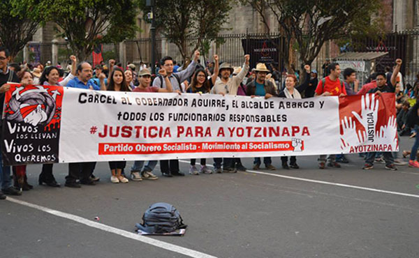 La movilización debe extenderse por todo el país, debe involucrar a cientos de miles y no debe cejar hasta que los responsables, no sólo quienes dispararon, sino quienes propiciaron este crimen brutal, estén en la cárcel, incluidos el gobernador y el presidente municipal perredistas.