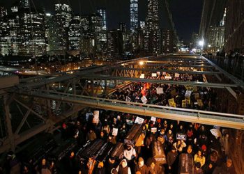 Cientos de miles de neoyorkinos salieron a la calle a repudiar la impunidad en otro caso de brutalidad policíaca cometida contra un afroamericano en EEUU. Eric Garner de 43 años fue asesinado por la policìa el pasado 17 de Julio.