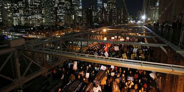 Cientos de miles de neoyorkinos salieron a la calle a repudiar la impunidad en otro caso de brutalidad policíaca cometida contra un afroamericano en EEUU. Eric Garner de 43 años fue asesinado por la policìa el pasado 17 de Julio.