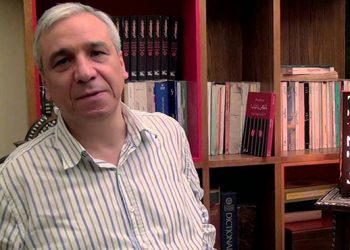 Yassin al-Haj Saleh es escritor y activista sirio. Fue prisionero político de Bashar Al Assad 16 años, entre 1980 y 1996.