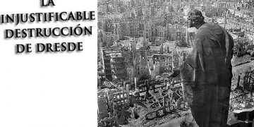 Dresde tras el bombardeo vista desde lo alto de la torre del ayuntamiento. Famosa foto de Richard Peter.
