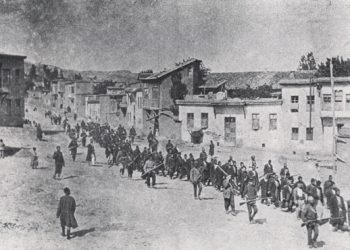 1915: armenios en la ciudad turca de Urfa, cercana a la frontera con Siria, camino al exilio y las masacres