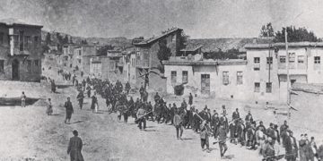 1915: armenios en la ciudad turca de Urfa, cercana a la frontera con Siria, camino al exilio y las masacres