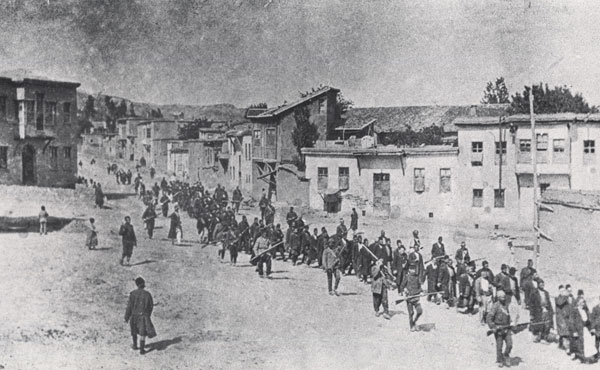 1915: armenios en la ciudad turca de Urfa, cercana a la frontera con Siria, camino al exilio y las masacres