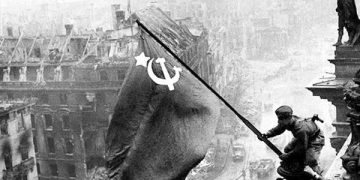 Un soldado soviético levanta la bandera roja en Berlín