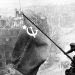 Un soldado soviético levanta la bandera roja en Berlín