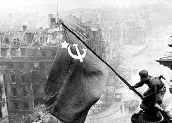 Un soldado soviético levanta la bandera roja en Berlín