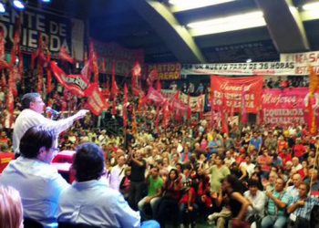 Miles y miles de militantes, simpatizantes, trabajadores ferroviarios, docentes, telefónicos, estatales y muchos jóvenes colmaron las instalaciones del estadio cubierto de Ferrocarril Oeste.