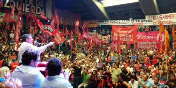 Miles y miles de militantes, simpatizantes, trabajadores ferroviarios, docentes, telefónicos, estatales y muchos jóvenes colmaron las instalaciones del estadio cubierto de Ferrocarril Oeste.