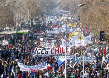 El gobierno ha respondido a la semana de paro y movilización de los profesores imponiendo su posición de mantener en el congreso el proyecto de carrera docente.