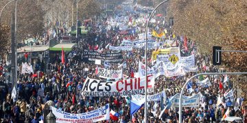 El gobierno ha respondido a la semana de paro y movilización de los profesores imponiendo su posición de mantener en el congreso el proyecto de carrera docente.