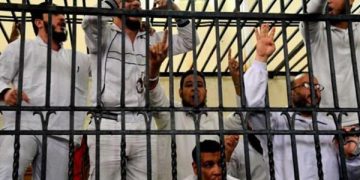 No le concedemos ningún derecho a esta dictadura asesina para juzgar a nadie. Será el pueblo trabajador y la juventud, que iniciaron la revolución, los que podrán juzgar al ex presidente Mursi, dirigente de la HM, y también a estos militares asesinos que pretenden hablar en nombre de la revolución cuando son los agentes de la contrarrevolución.