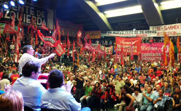 Miles y miles de militantes, simpatizantes, trabajadores ferroviarios, docentes, telefónicos, estatales y muchos jóvenes colmaron las instalaciones del estadio cubierto de Ferrocarril Oeste.