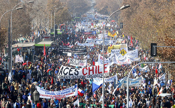 El gobierno ha respondido a la semana de paro y movilización de los profesores imponiendo su posición de mantener en el congreso el proyecto de carrera docente.