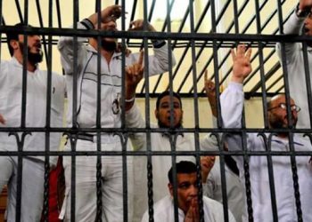 No le concedemos ningún derecho a esta dictadura asesina para juzgar a nadie. Será el pueblo trabajador y la juventud, que iniciaron la revolución, los que podrán juzgar al ex presidente Mursi, dirigente de la HM, y también a estos militares asesinos que pretenden hablar en nombre de la revolución cuando son los agentes de la contrarrevolución.