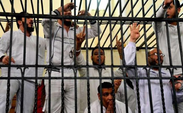 No le concedemos ningún derecho a esta dictadura asesina para juzgar a nadie. Será el pueblo trabajador y la juventud, que iniciaron la revolución, los que podrán juzgar al ex presidente Mursi, dirigente de la HM, y también a estos militares asesinos que pretenden hablar en nombre de la revolución cuando son los agentes de la contrarrevolución.