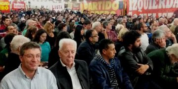 Más de 700 dirigentes sindicales se reunieron en el Hotel Bauen, bajo gestión de los trabajadores, representativos de sindicatos de las cinco centrales obreras del movimiento obrero industrial, estatal y docente que integran y apoyan el Frente de Izquierda de la lista Unidad que encabeza la fórmula Altamira- Giordano