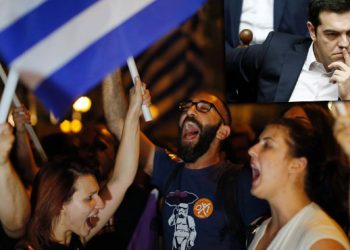 El pueblo dijo NO y Tsipras le dijo Sí a la Troika. Ya el lunes 20 pagó más de 4 mil millones de euros a la Troika. Y echó a los ministros de izquierda que rechazaron el acuerdo.
