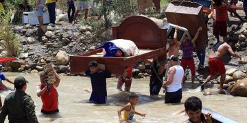 En el pasado puntofijista, los gobiernos adeco-copeyanos utilizaban este expediente en momentos de crisis para ocultar los problemas que atravesaba la población. Lo cual repite hoy un gobierno que se autotitula falsamente "socialista" y "humanista".