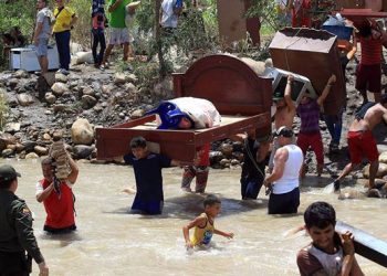 En el pasado puntofijista, los gobiernos adeco-copeyanos utilizaban este expediente en momentos de crisis para ocultar los problemas que atravesaba la población. Lo cual repite hoy un gobierno que se autotitula falsamente "socialista" y "humanista".