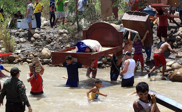 En el pasado puntofijista, los gobiernos adeco-copeyanos utilizaban este expediente en momentos de crisis para ocultar los problemas que atravesaba la población. Lo cual repite hoy un gobierno que se autotitula falsamente "socialista" y "humanista".