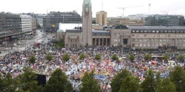 Protesta contra los recortes anunciados por el Gobierno, este viernes en Helsinki (Finlandia). / HEIKKI SAUKKOMAA (AP)