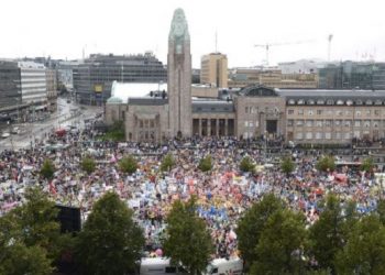 Protesta contra los recortes anunciados por el Gobierno, este viernes en Helsinki (Finlandia). / HEIKKI SAUKKOMAA (AP)
