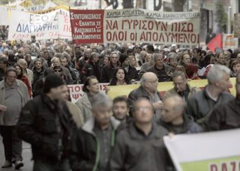 La confederación de sindicatos del sector privado de Grecia, GSEE, convocó ayer una huelga general de 24 horas para el próximo 12 de noviembre en protesta contra las medidas acordadas con los acreedores, que prevén la liberalización del mercado laboral a cambio de los fondos del tercer recate.