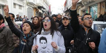 Nosotros, desde distintos lugares del mundo expresamos nuestra solidaridad incondicional con la lucha de los trabajadores y el pueblo tunecino, en especial de la juventud y los desocupados. Apoyamos sus reclamos por trabajo, libertad y una vida digna. Reclamamos que cese el estado de excepción y toda forma de represión y de criminalización de la protesta.