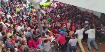 Estampida humana en el Central Madeirense de Acarigua para buscar comida