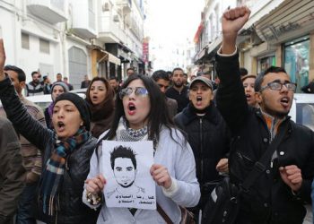 Nosotros, desde distintos lugares del mundo expresamos nuestra solidaridad incondicional con la lucha de los trabajadores y el pueblo tunecino, en especial de la juventud y los desocupados. Apoyamos sus reclamos por trabajo, libertad y una vida digna. Reclamamos que cese el estado de excepción y toda forma de represión y de criminalización de la protesta.