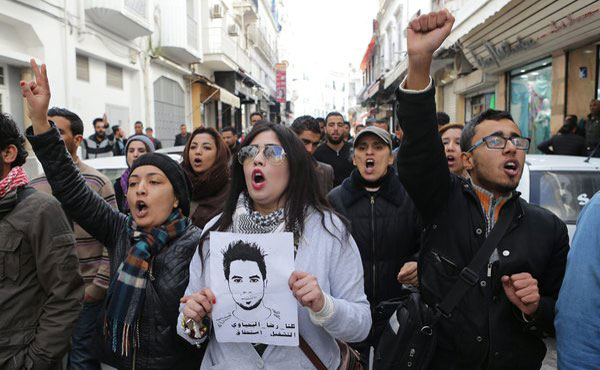 Nosotros, desde distintos lugares del mundo expresamos nuestra solidaridad incondicional con la lucha de los trabajadores y el pueblo tunecino, en especial de la juventud y los desocupados. Apoyamos sus reclamos por trabajo, libertad y una vida digna. Reclamamos que cese el estado de excepción y toda forma de represión y de criminalización de la protesta.