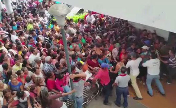 Estampida humana en el Central Madeirense de Acarigua para buscar comida